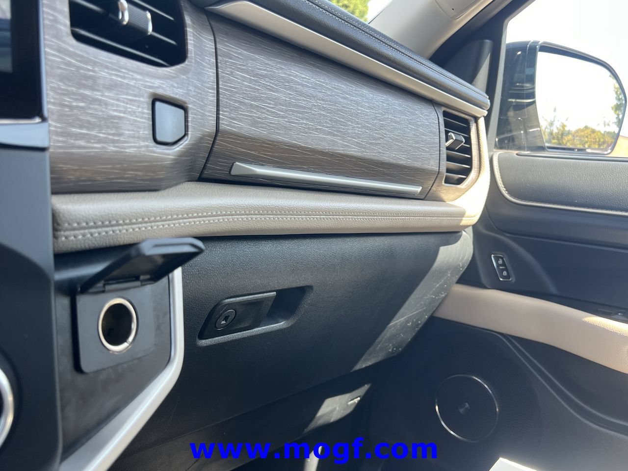 Used 2024 Ford Expedition Limited AWD/4WD image 11