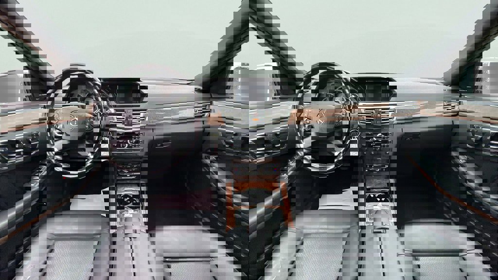 Used 2011 Mercedes-Benz E 350 4MATIC Sedan image 9