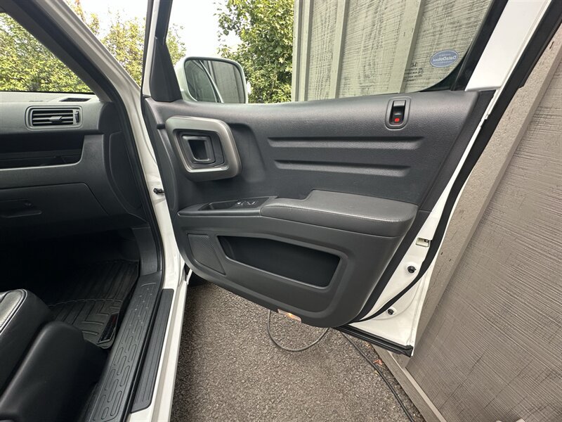 Used 2014 Honda Ridgeline SE image 25