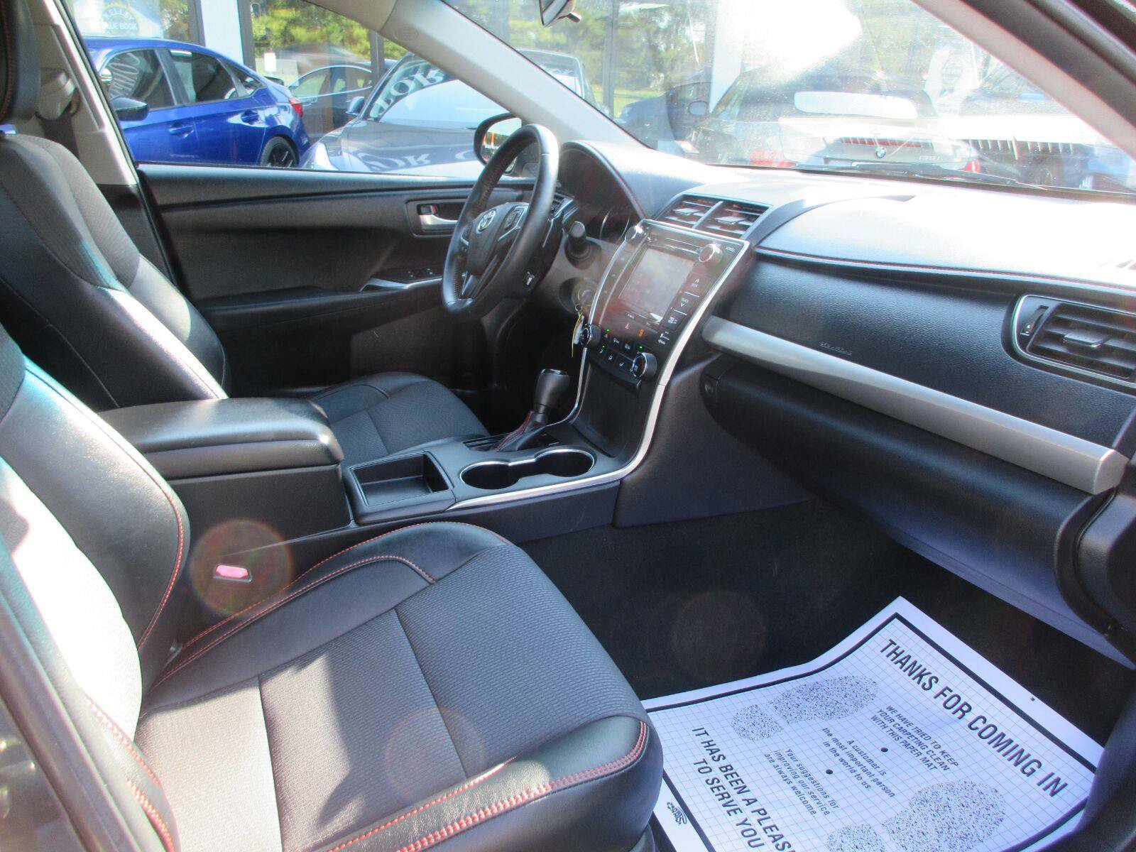Used 2016 Toyota Camry SE w/ Moonroof Package FWD image 11