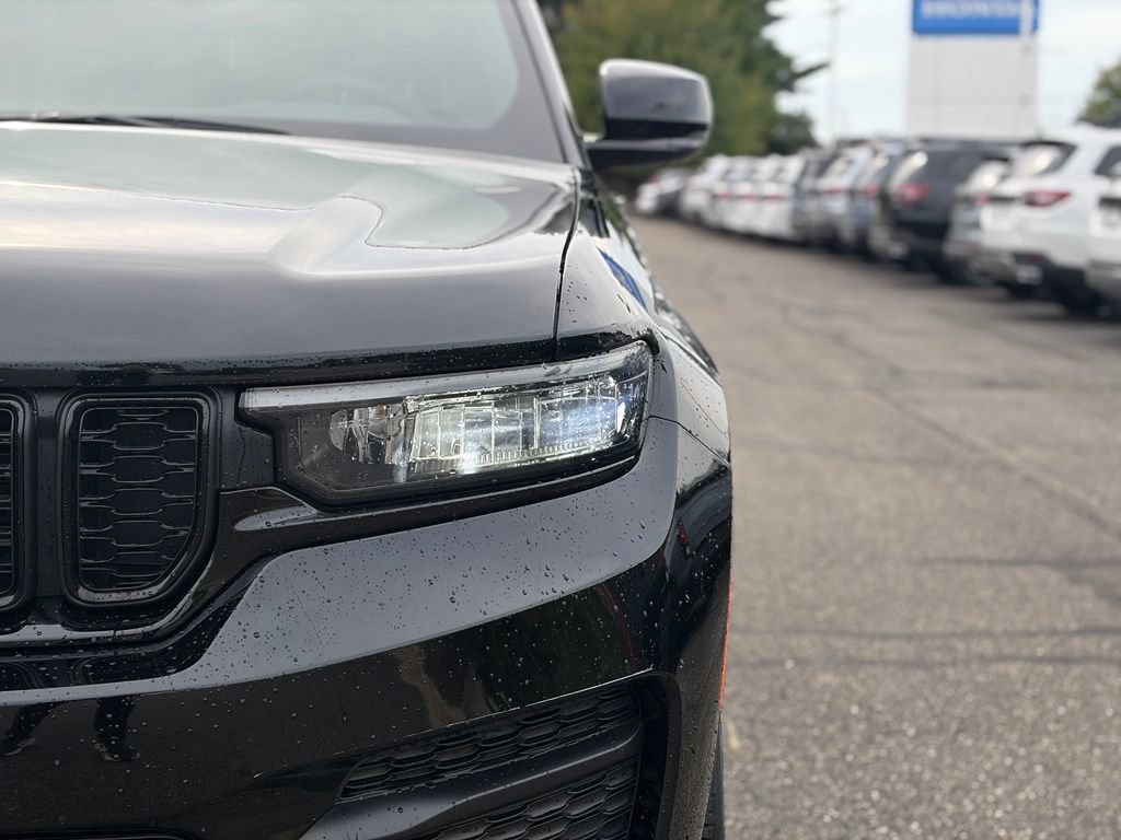 Used 2023 Jeep Grand Cherokee Altitude AWD/4WD image 4