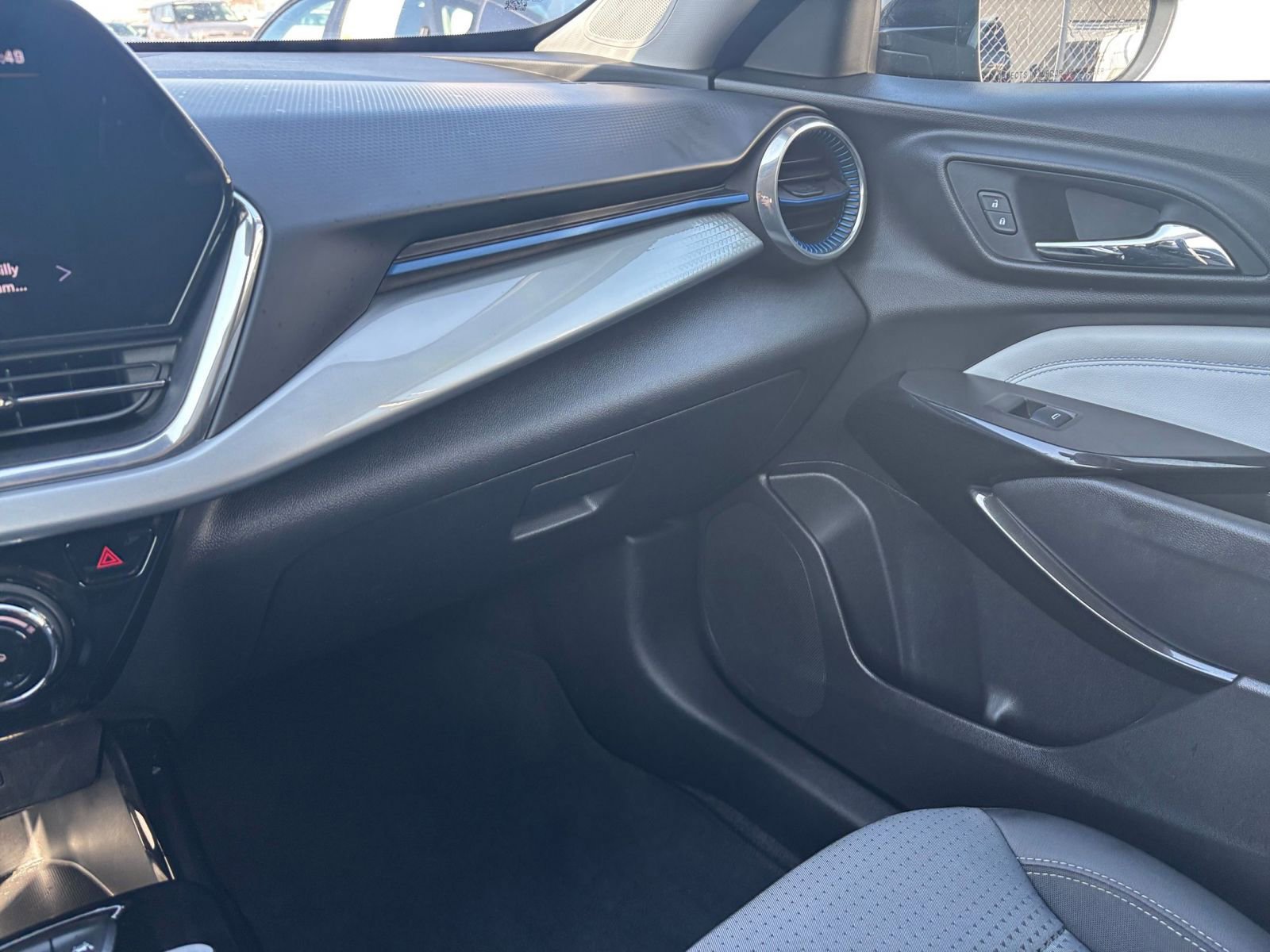 Used 2025 Chevrolet Trax LT FWD image 34
