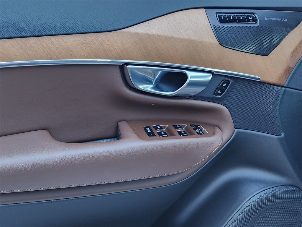 Used 2023 Volvo XC90 B5 Plus image 3