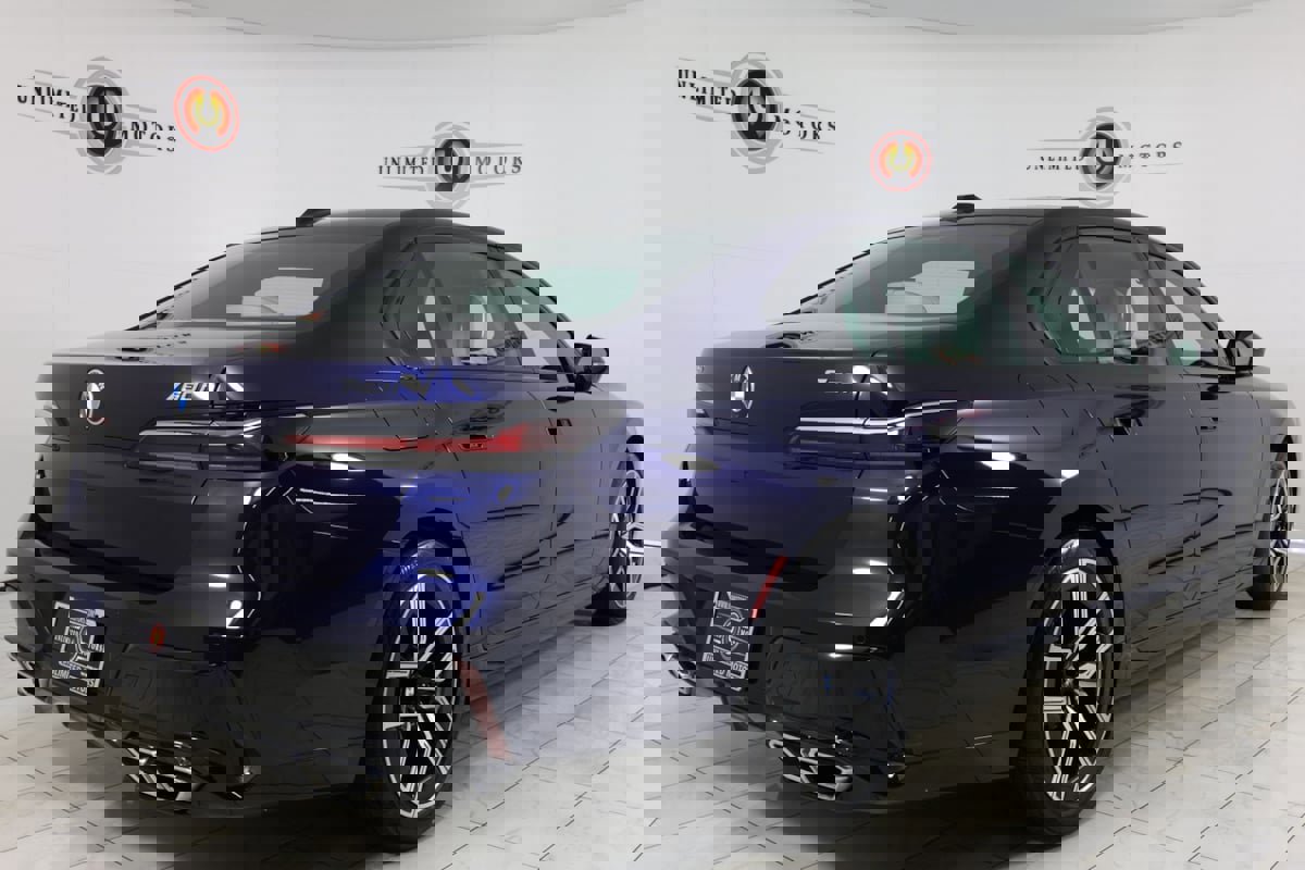 Used 2023 BMW 760i xDrive image 3