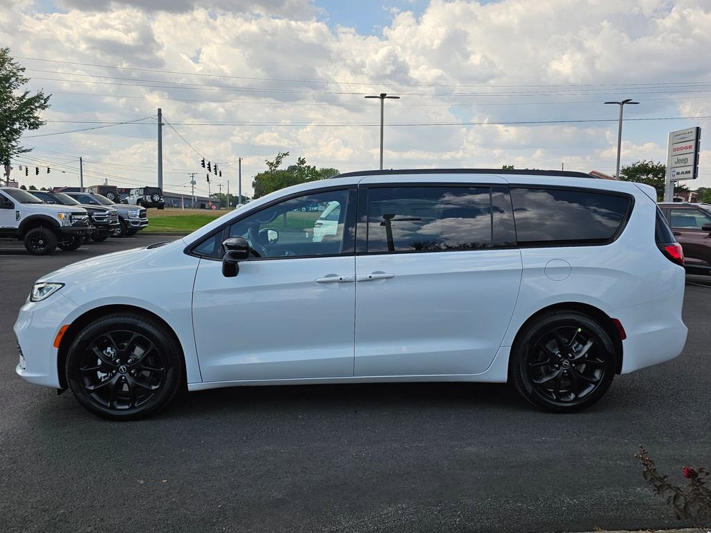 New 2026 Chrysler Pacifica Limited w/ Uconnect Theater Family Group image 8