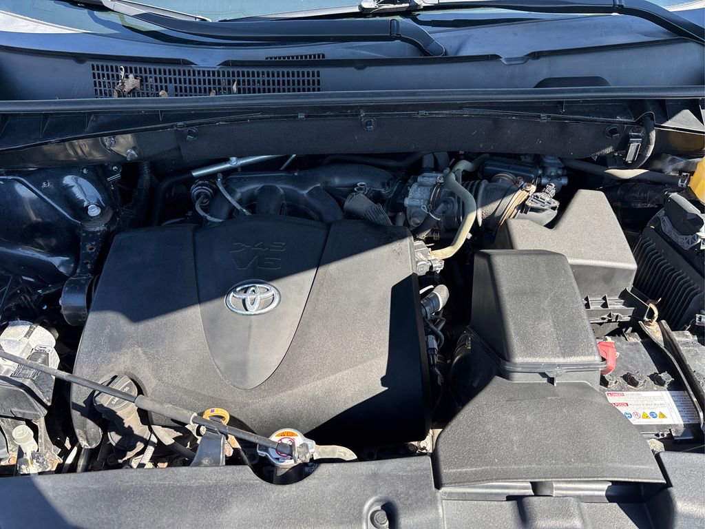 Used 2018 Toyota Highlander XLE w/ Carpet Mat Package (TMS) AWD/4WD image 13
