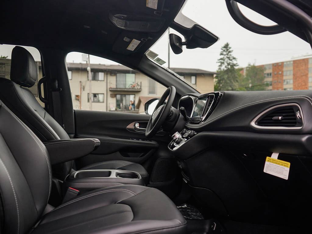 New 2026 Chrysler Pacifica Select AWD/4WD image 11