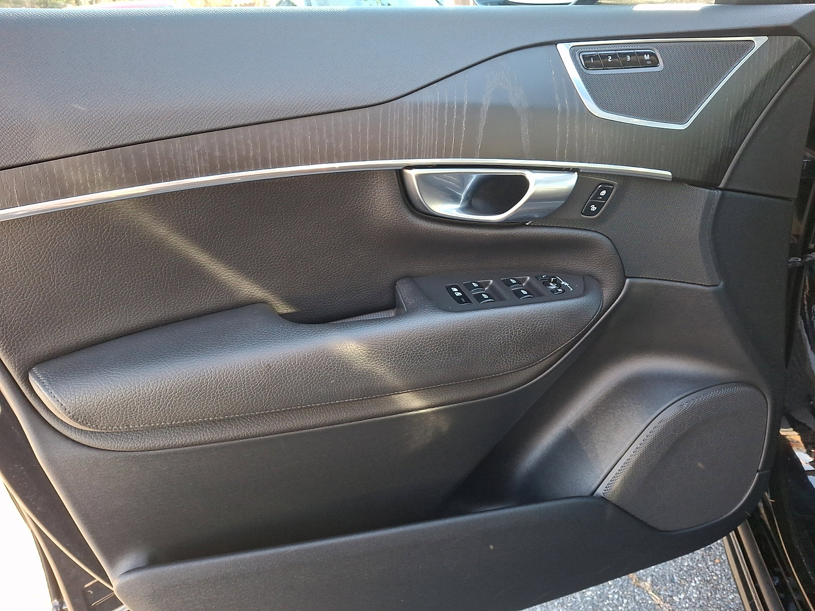 Used 2020 Volvo XC90 T6 Momentum w/ Protection Package Premier image 13