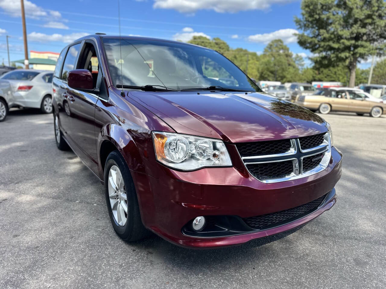 Used 2018 Dodge Grand Caravan SXT FWD image 3