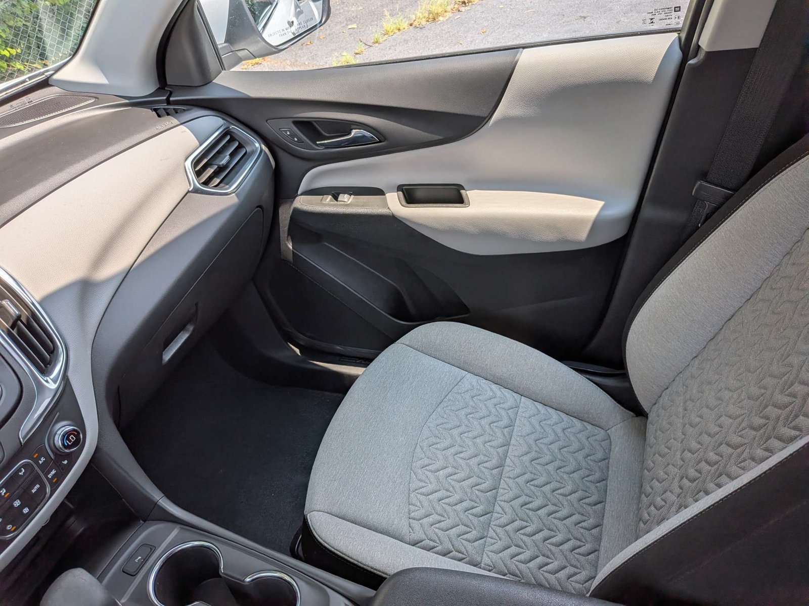 Used 2024 Chevrolet Equinox LT w/ Driver Convenience Package FWD image 16