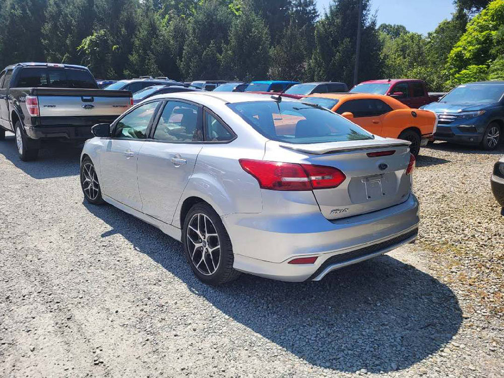 Used 2016 Ford Focus SE w/ SE Sport Package FWD image 4