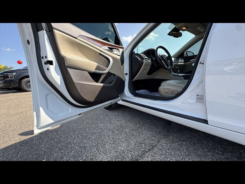 Used 2016 Buick Regal FWD image 10