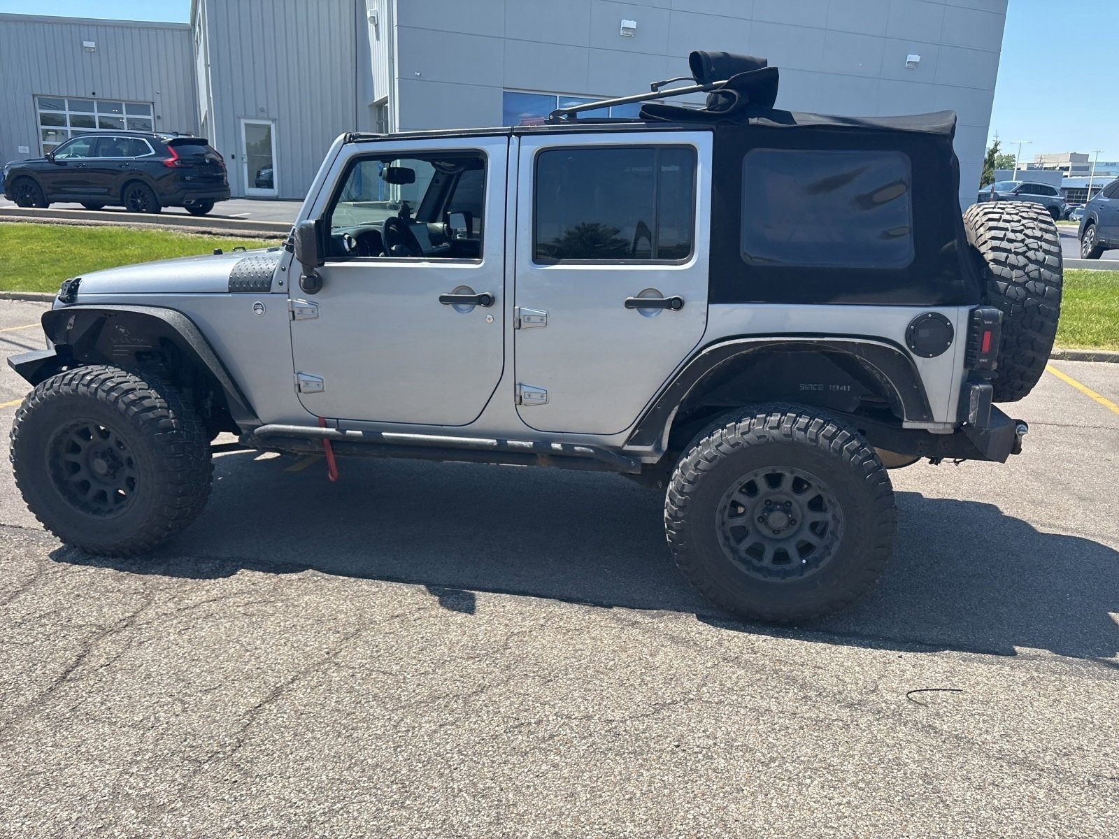 Used 2015 Jeep Wrangler Unlimited Sahara w/ Connectivity Group AWD/4WD image 3