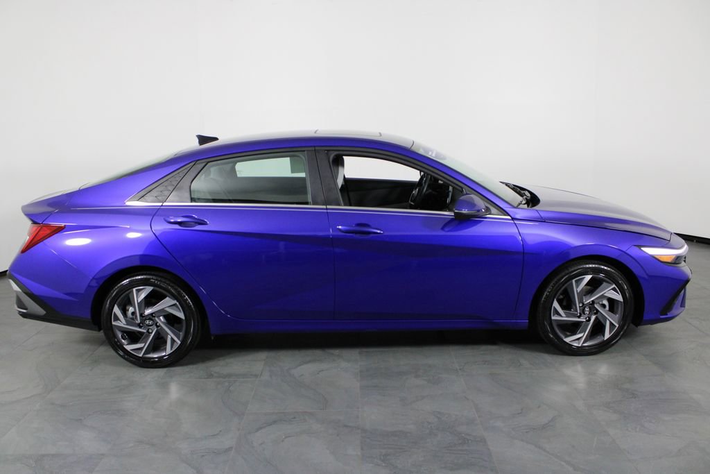 Used 2025 Hyundai Elantra Limited image 14