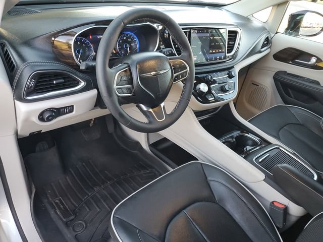 Used 2024 Chrysler Pacifica Limited w/ Uconnect Theater Family Group image 6