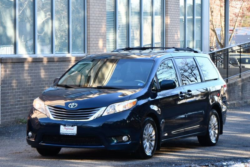 Used 2011 Toyota Sienna XLE w/ Premium Pkg image 3