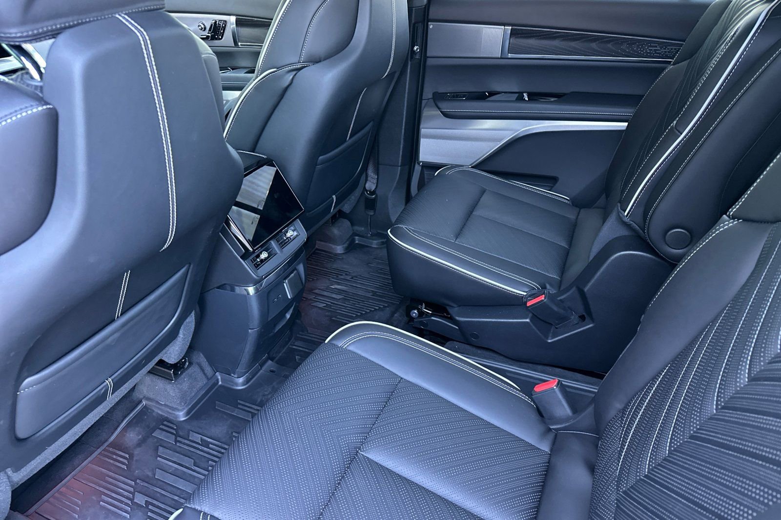 Certified 2026 Cadillac Vistiq Platinum w/ LPO, Floor Liner Package AWD/4WD image 14