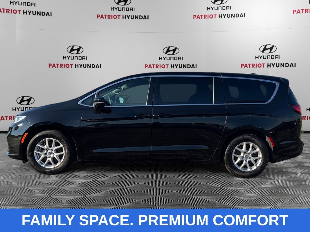 Used 2025 Chrysler Pacifica Select FWD image 6