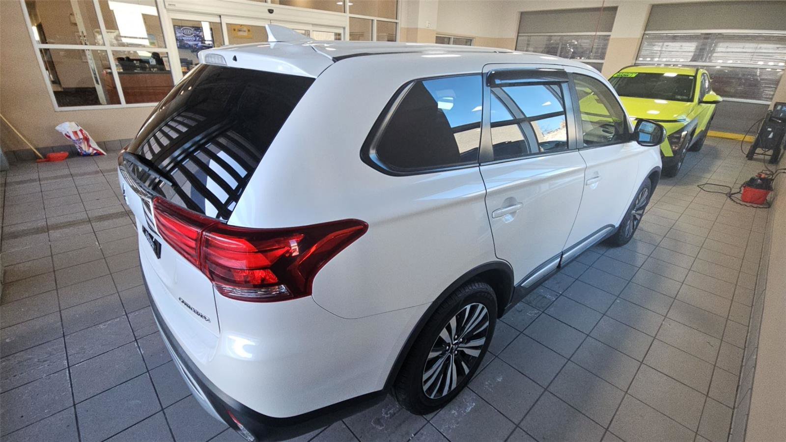 Used 2019 Mitsubishi Outlander ES image 2