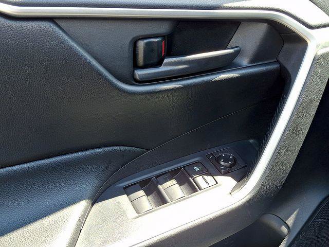 Certified 2021 Toyota RAV4 LE AWD/4WD image 8