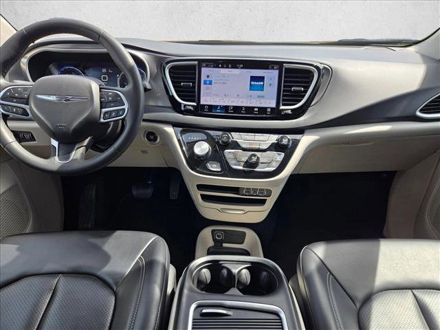 Used 2023 Chrysler Pacifica Touring-L image 16