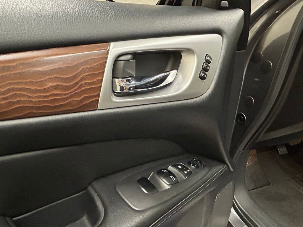 Used 2017 Nissan Pathfinder Platinum w/ Family Entertainment Package image 28