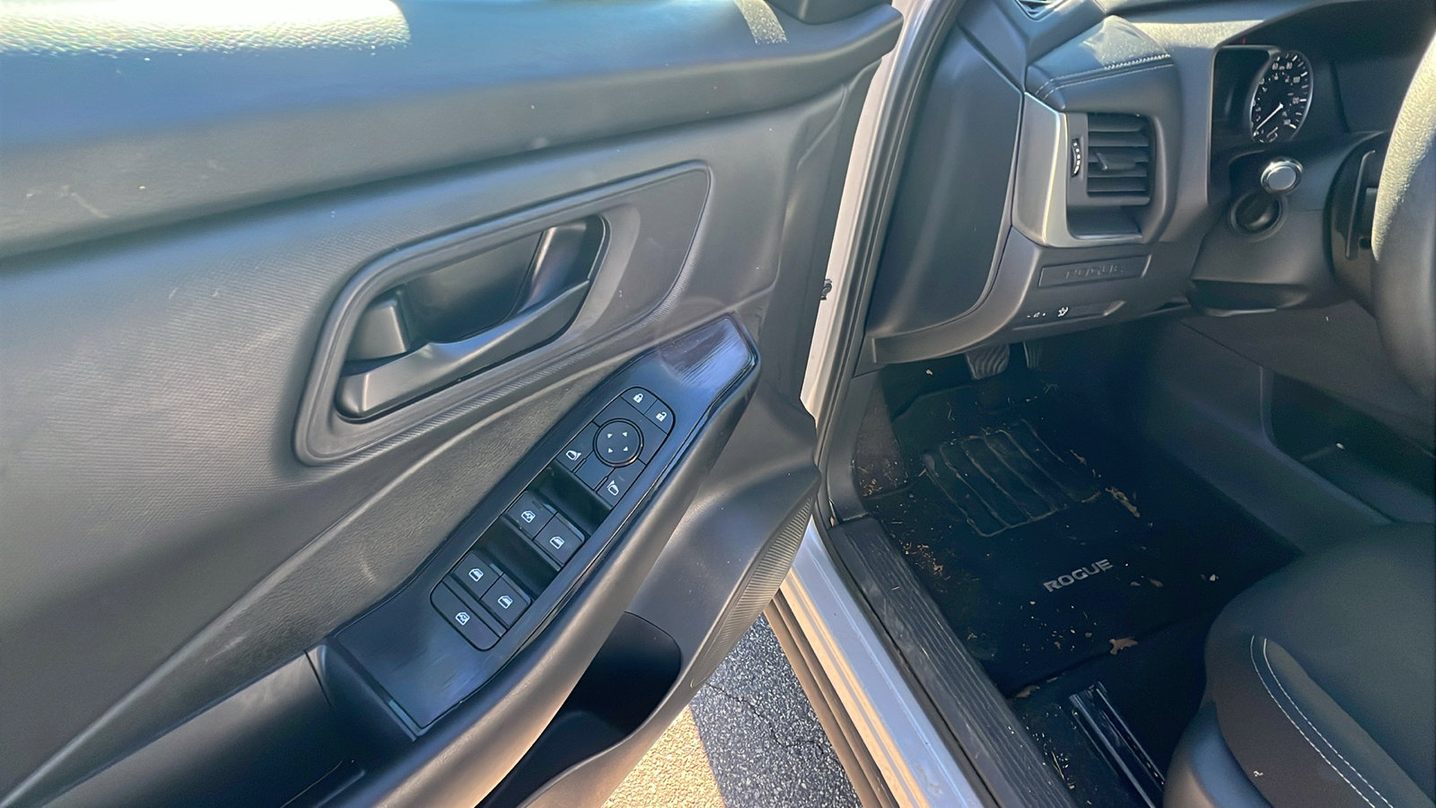 Used 2024 Nissan Rogue S image 15