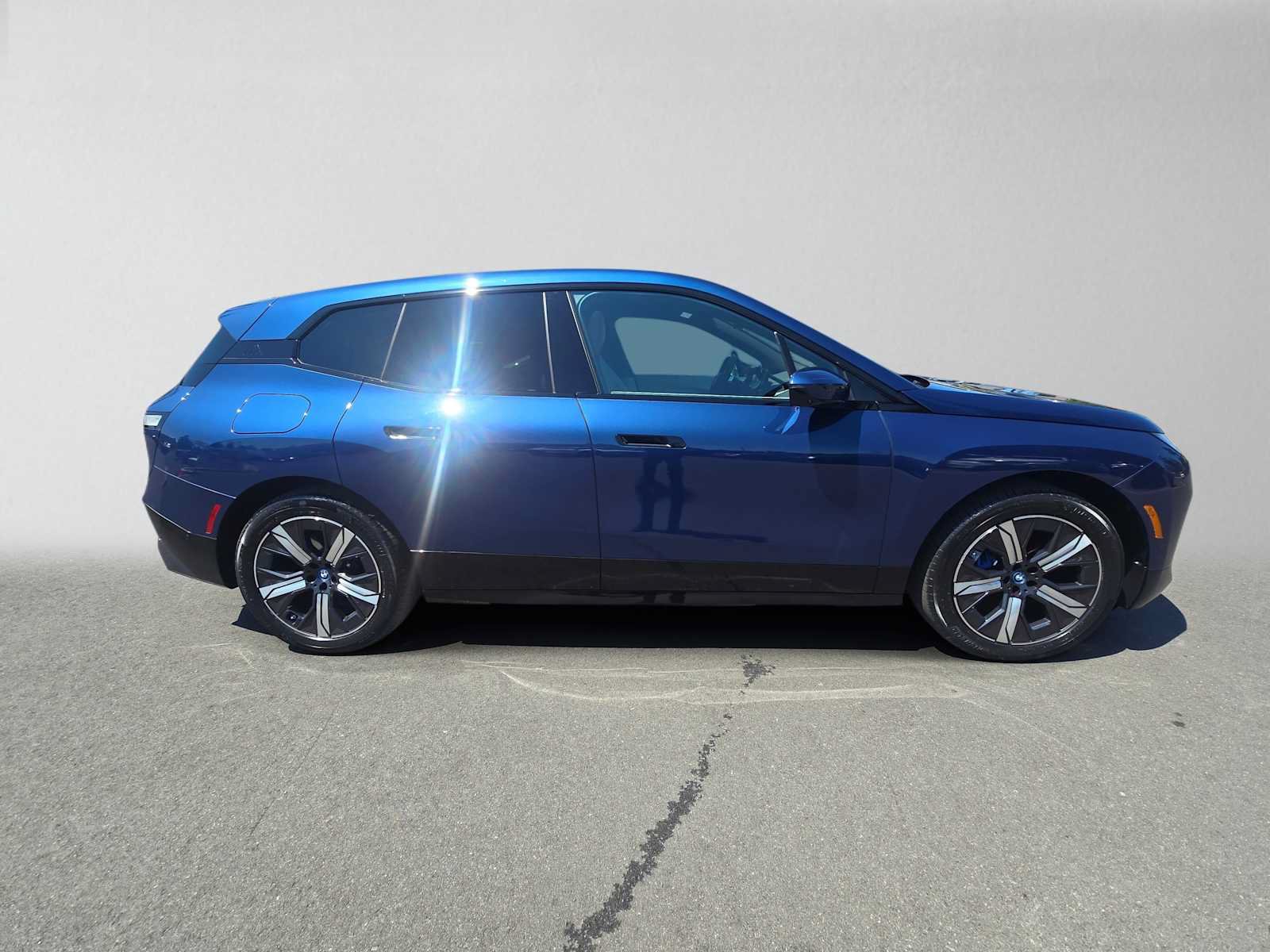 Used 2024 BMW iX xDrive50 w/ Sport Package AWD/4WD image 2