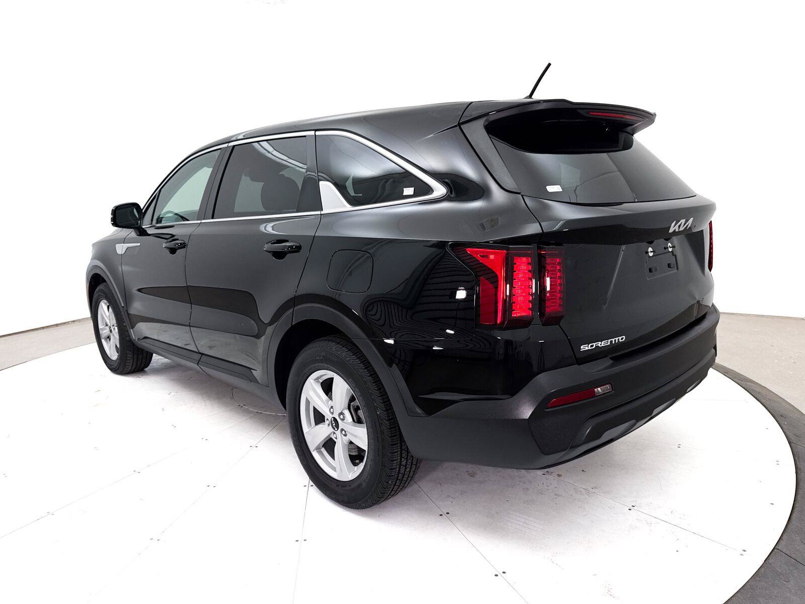 Used 2023 Kia Sorento LX FWD image 16