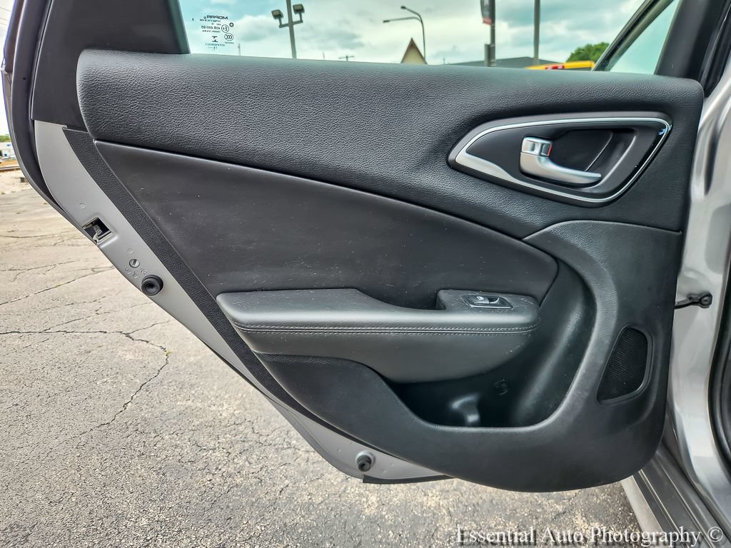 Used 2017 Chrysler 200 Limited Platinum FWD image 17