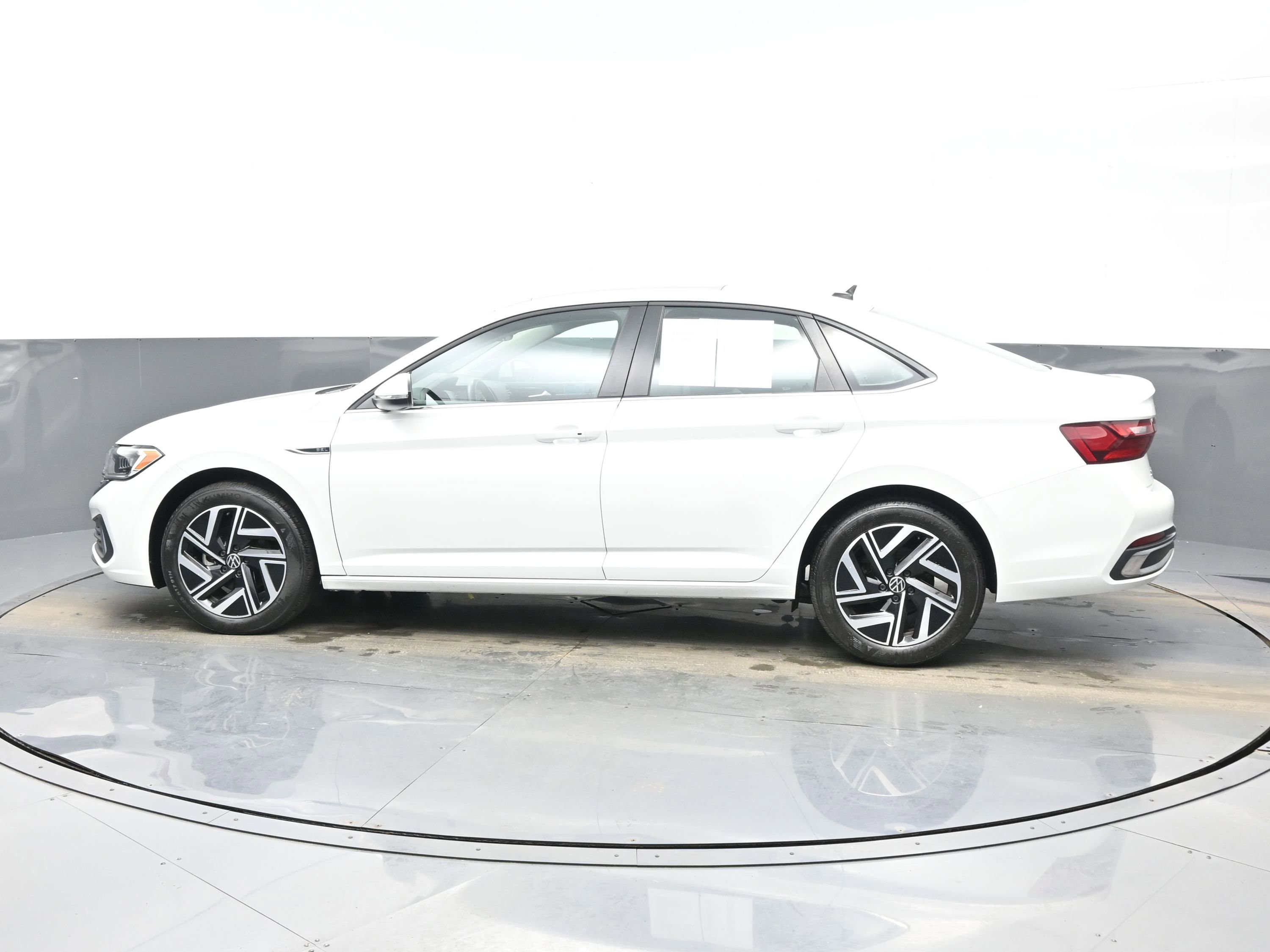 Used 2022 Volkswagen Jetta SEL image 3