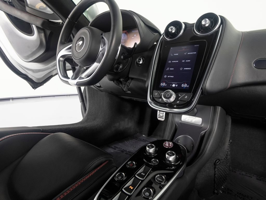 Used 2022 McLaren GT RWD image 24