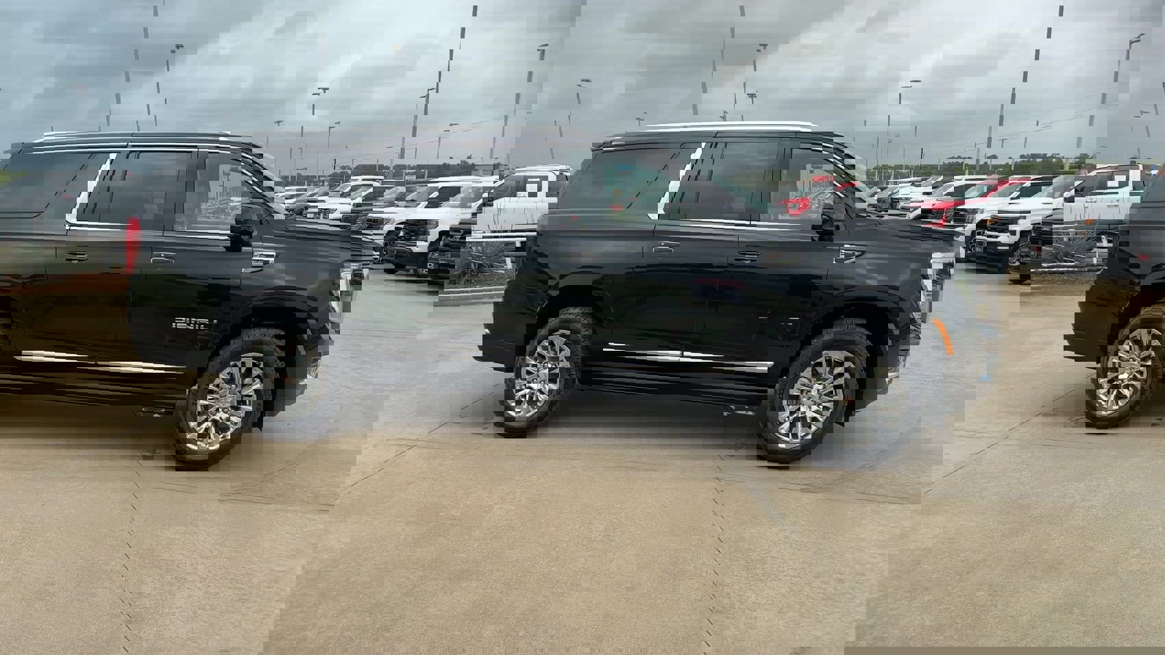 Used 2025 GMC Yukon XL Denali image 9