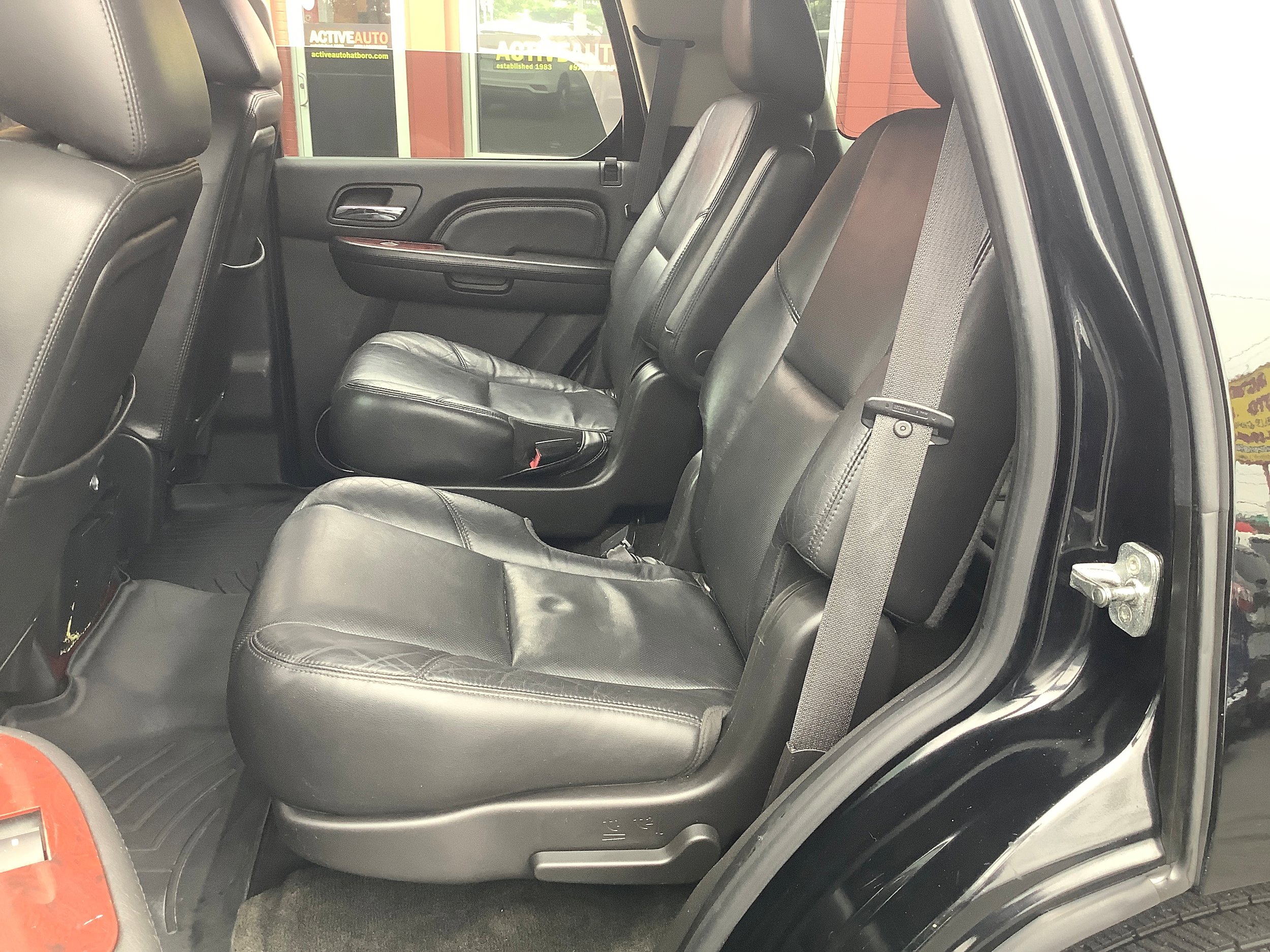Used 2011 Cadillac Escalade Luxury AWD/4WD image 12