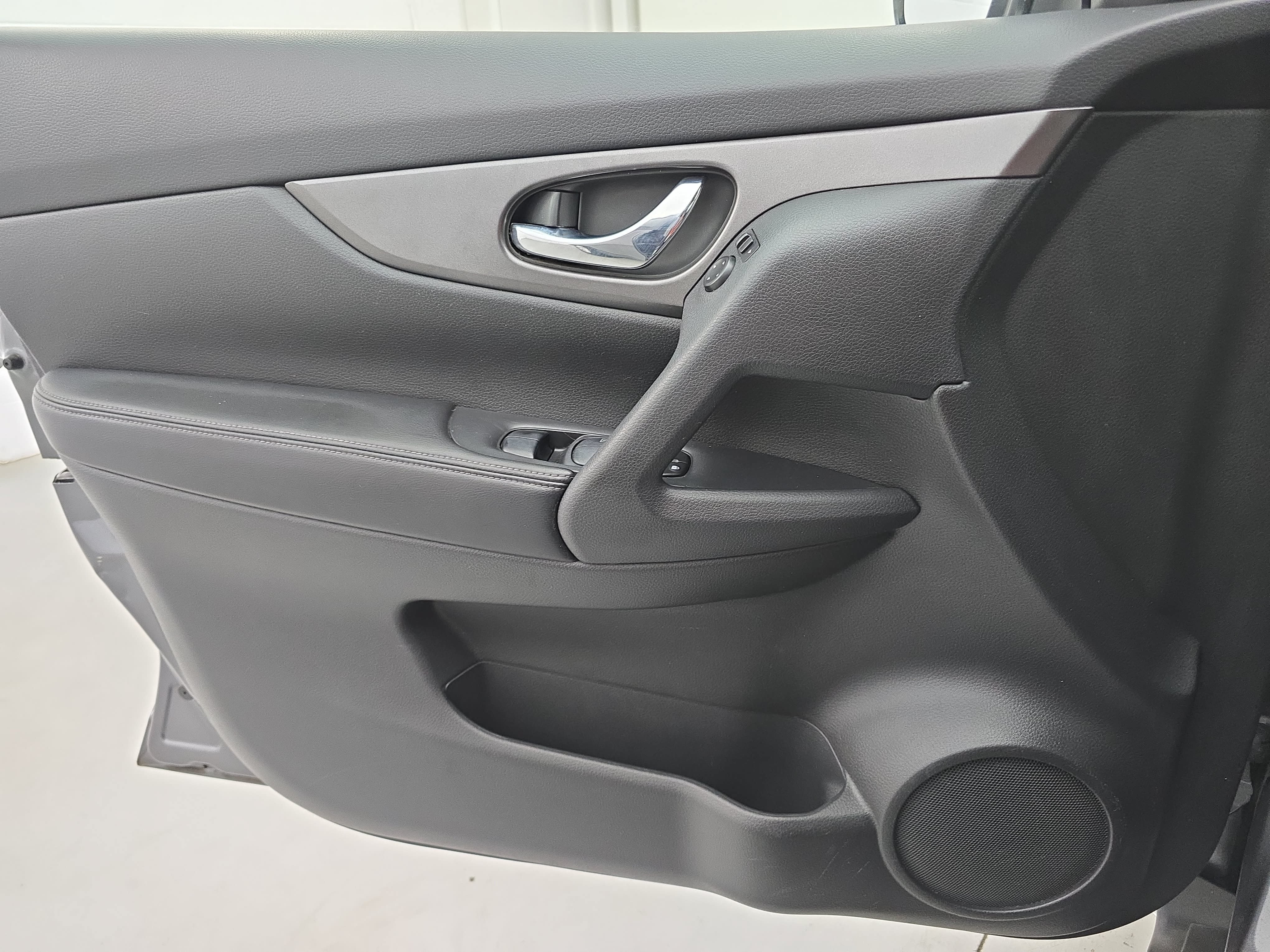 Used 2014 Nissan Rogue SV AWD/4WD image 25