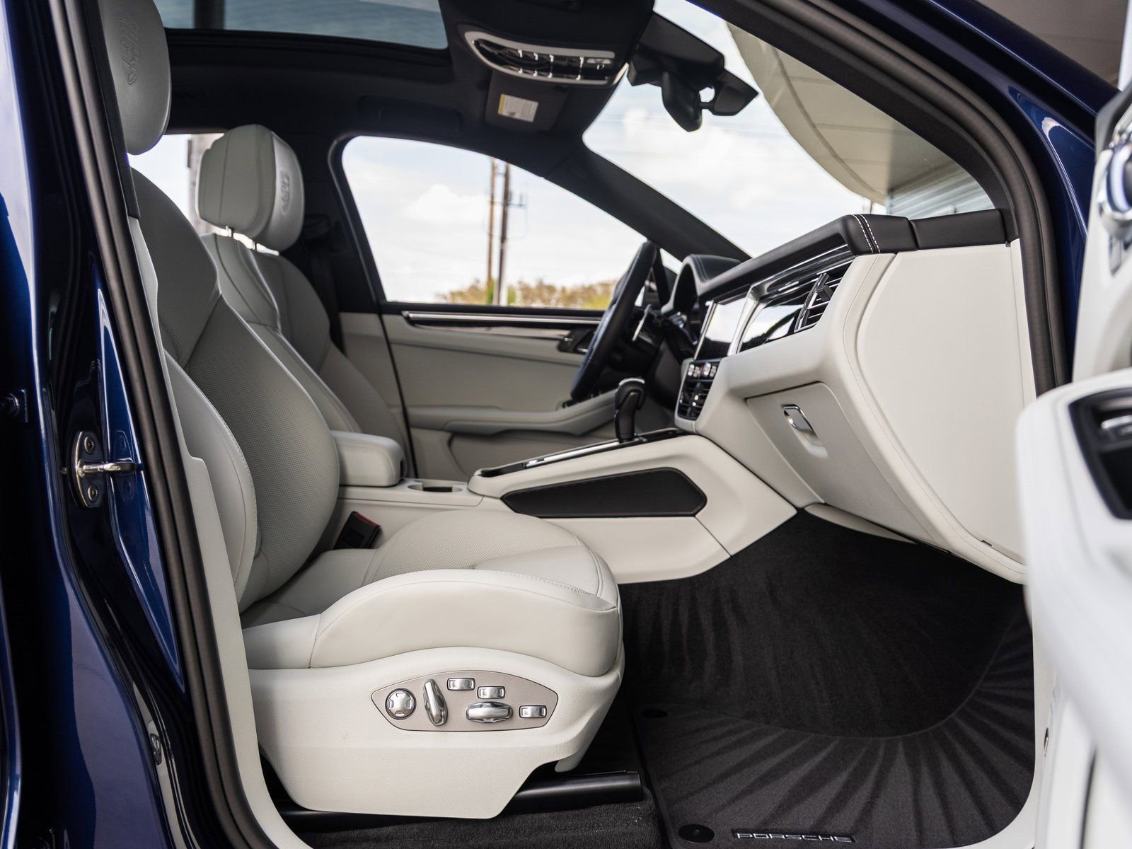 New 2026 Porsche Macan Turbo image 43