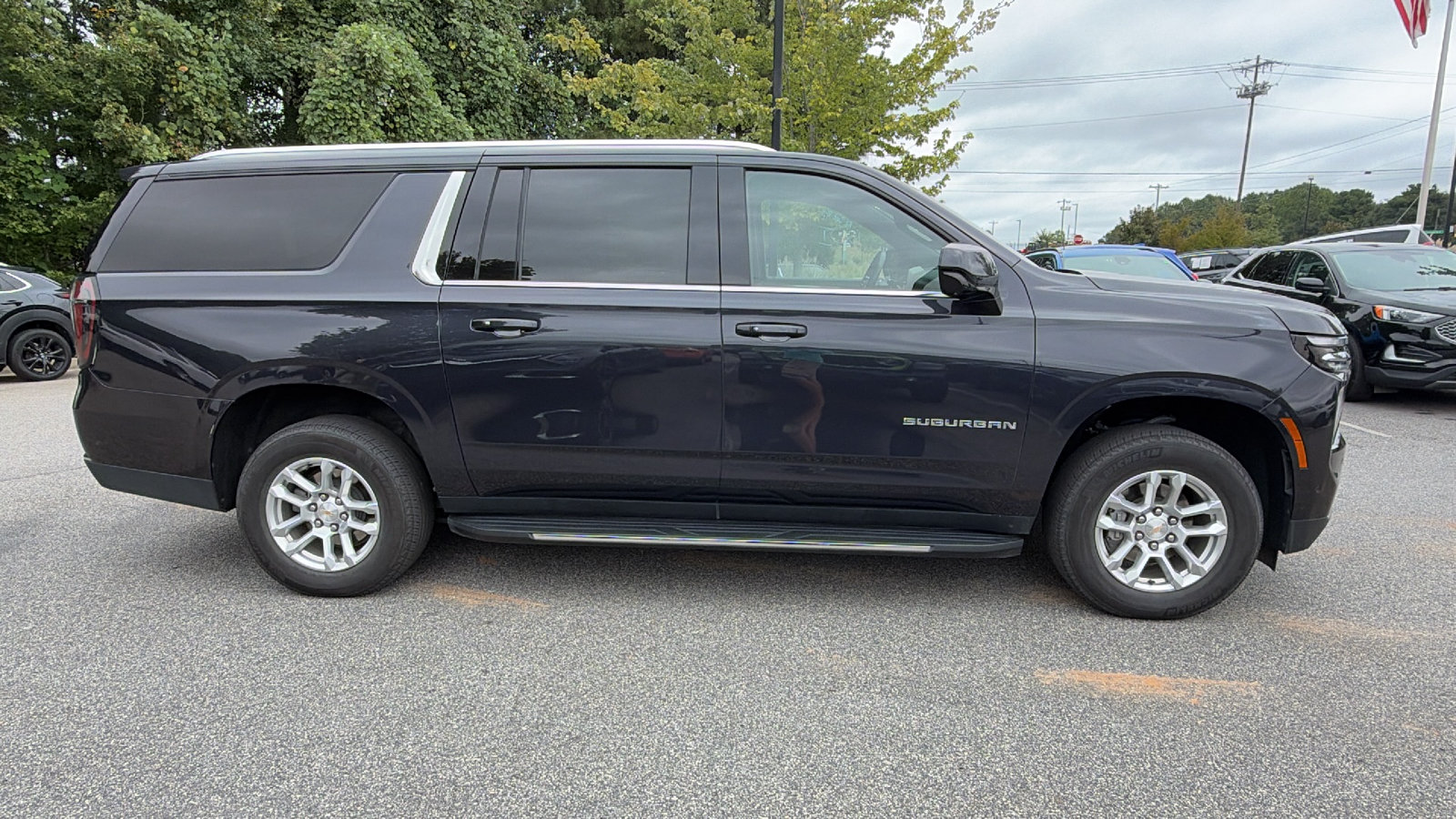 Used 2025 Chevrolet Suburban LT RWD image 7