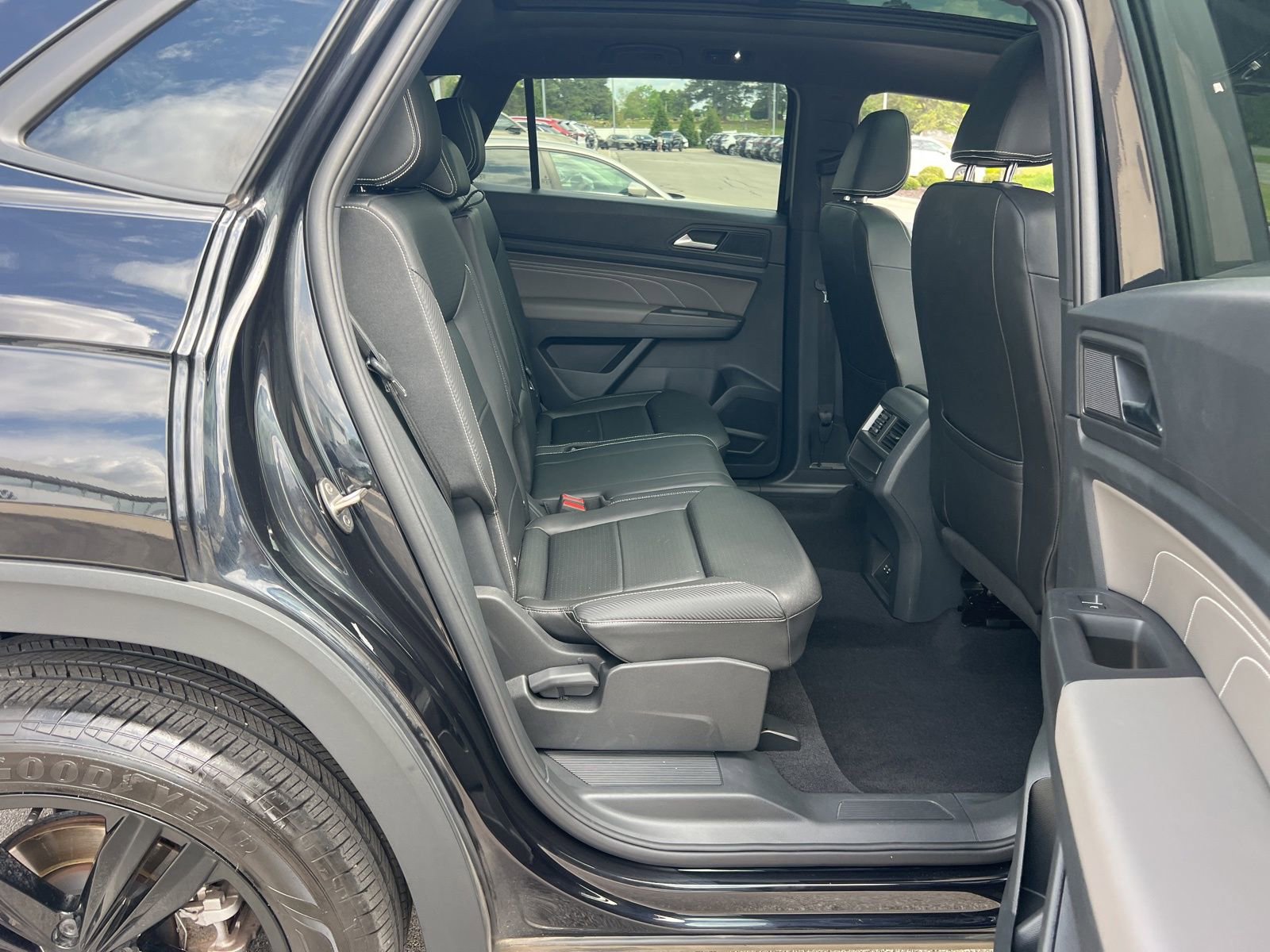 Certified 2023 Volkswagen Atlas Cross Sport SEL R-Line AWD/4WD image 40