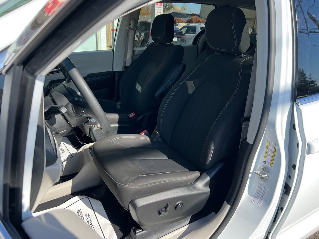 Used 2022 Chrysler Voyager LX image 14
