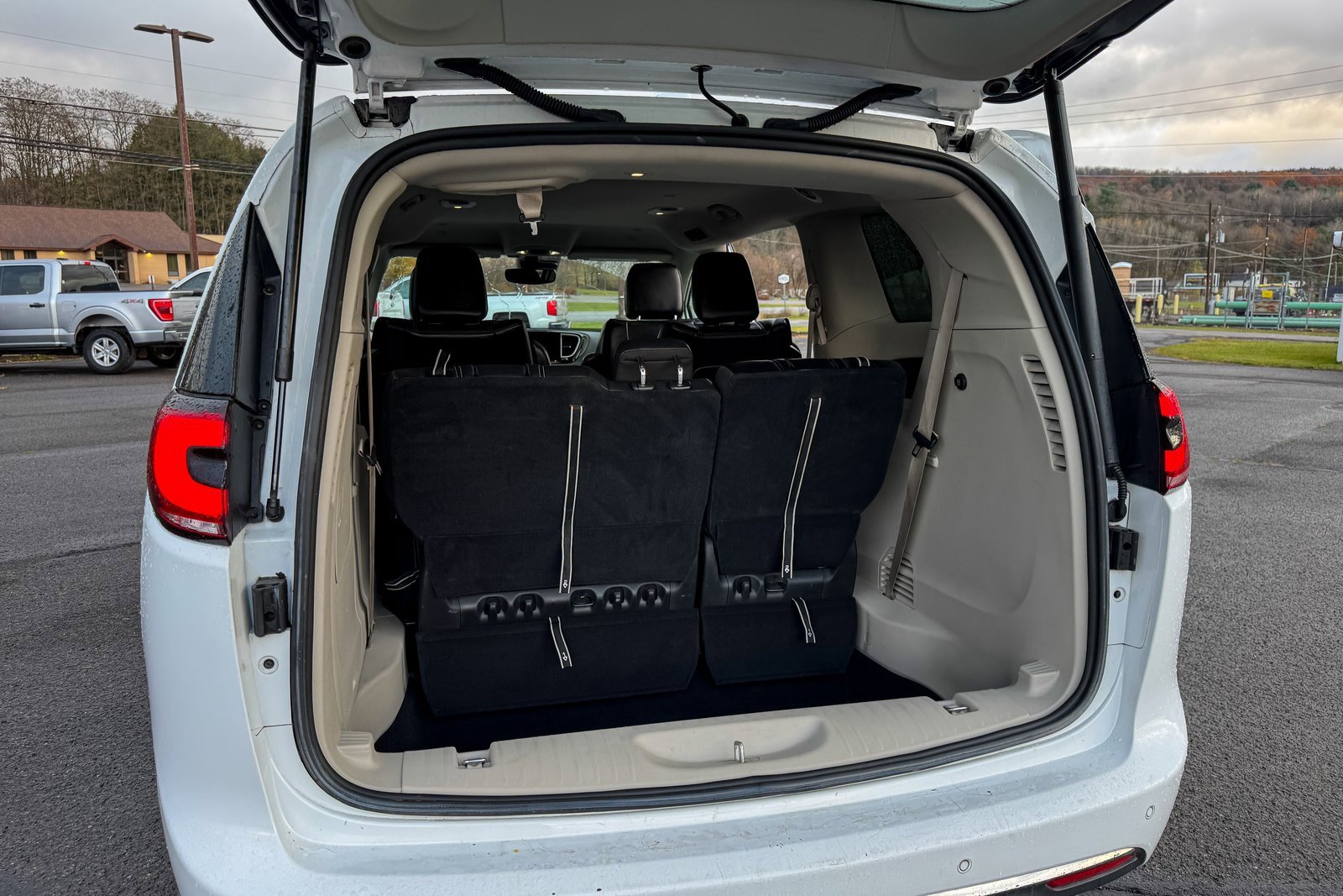 Used 2022 Chrysler Pacifica Touring-L image 14