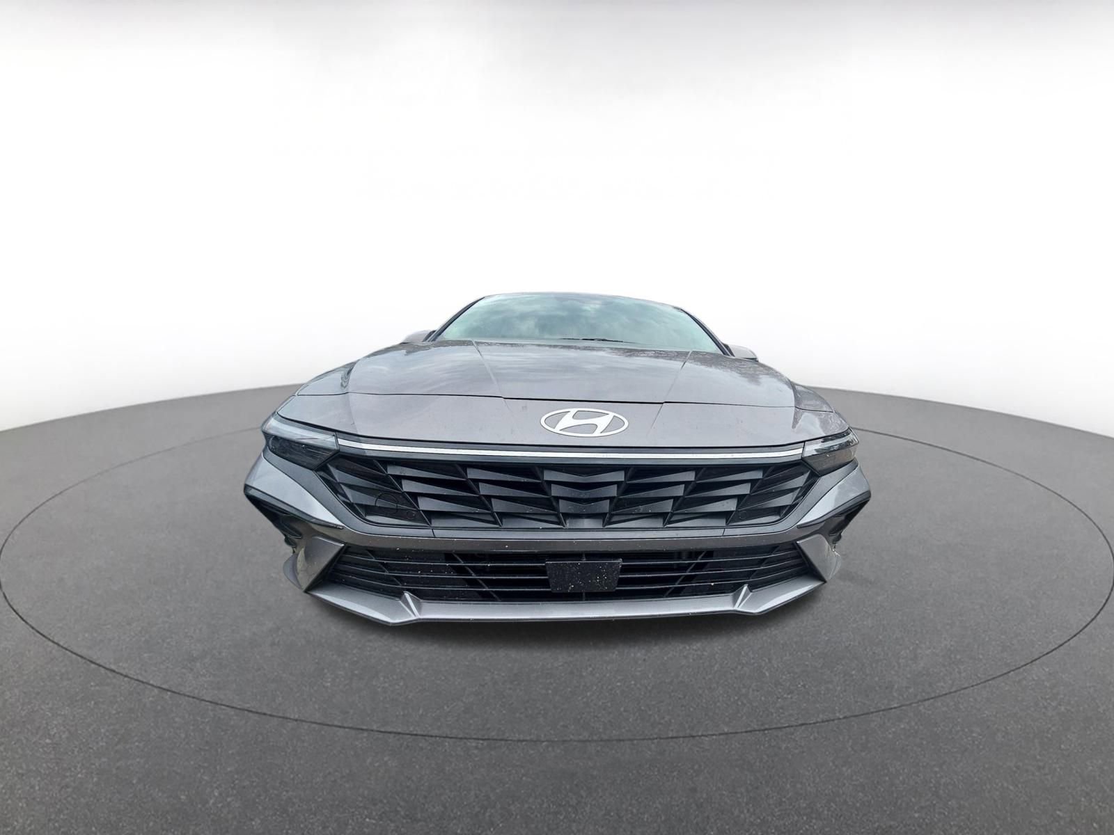 Used 2025 Hyundai Elantra Limited image 3