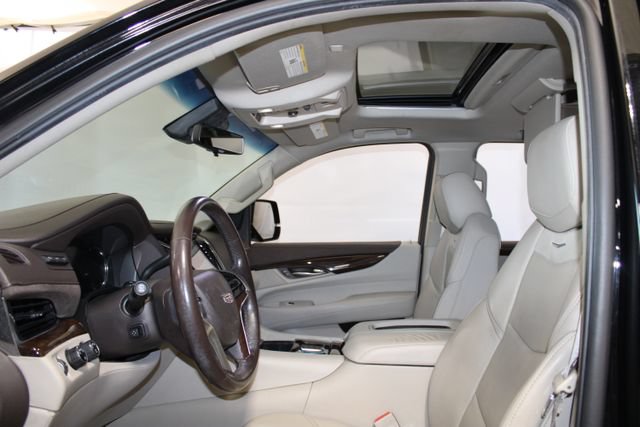 Used 2017 Cadillac Escalade Luxury AWD/4WD image 7