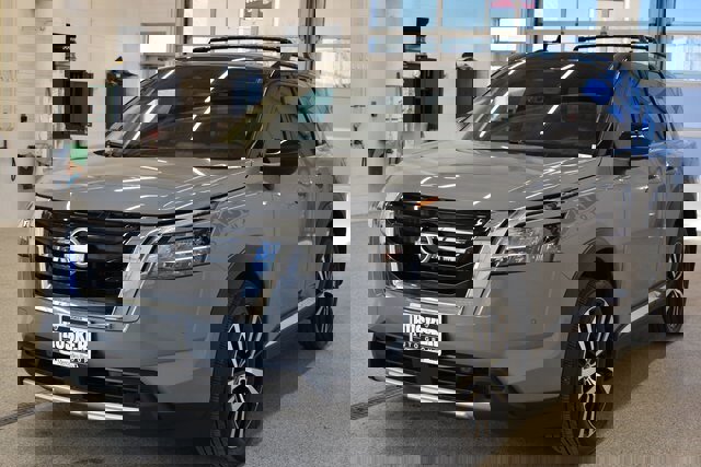 Used 2024 Nissan Pathfinder Platinum w/ Cargo Package image 9