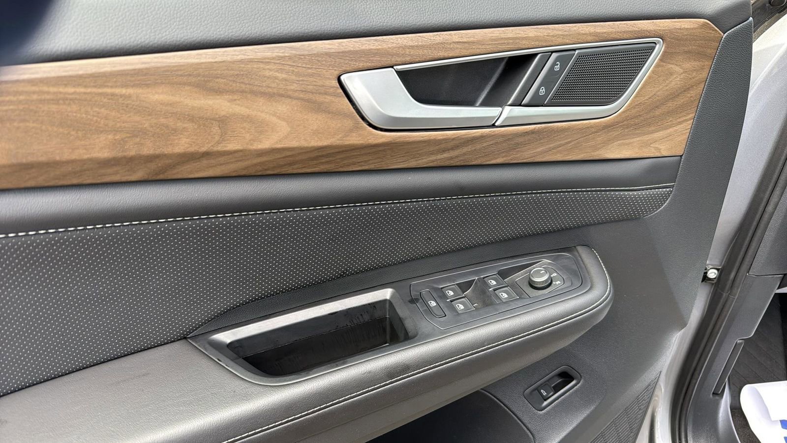 Used 2025 Volkswagen Atlas SE image 12