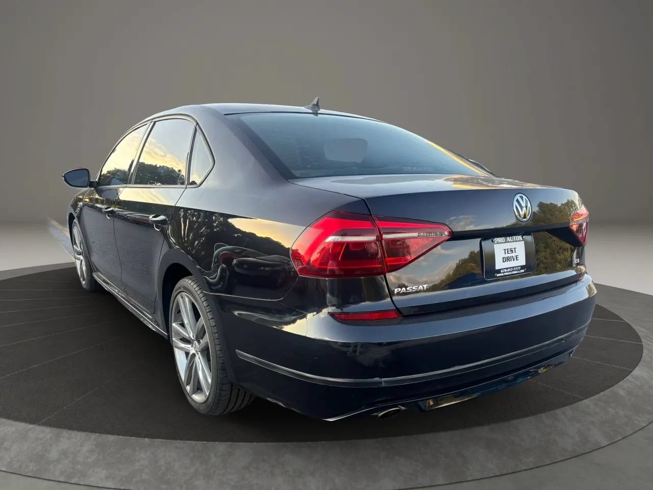 Used 2018 Volkswagen Passat 2.0T R-Line FWD image 4