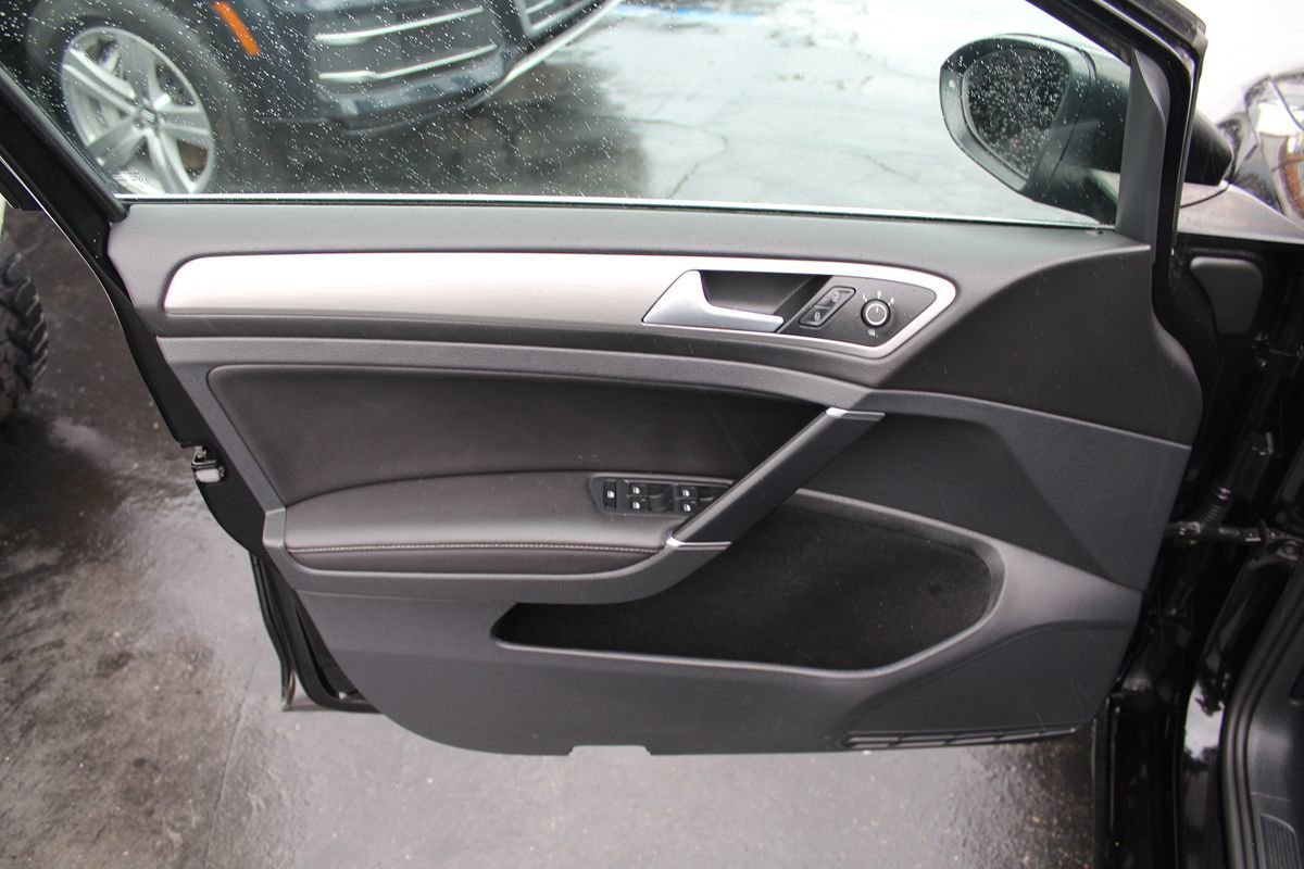 Used 2017 Volkswagen Golf SE FWD image 18