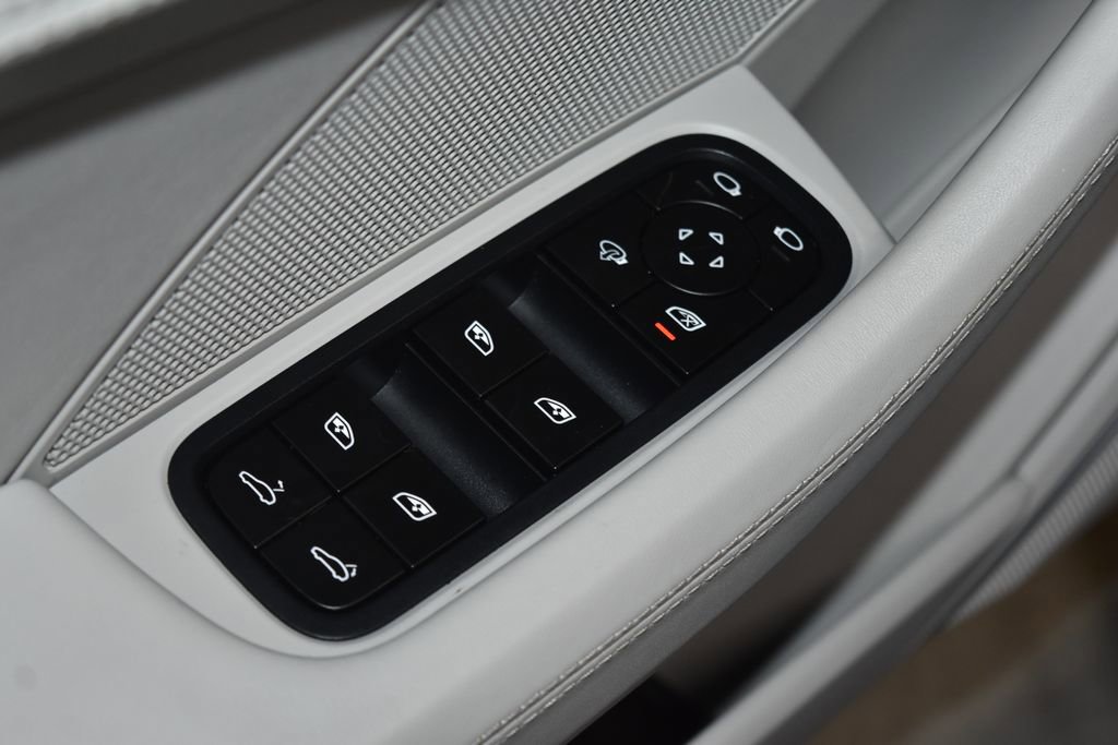 Used 2023 Porsche Panamera 4 Platinum Edition image 8