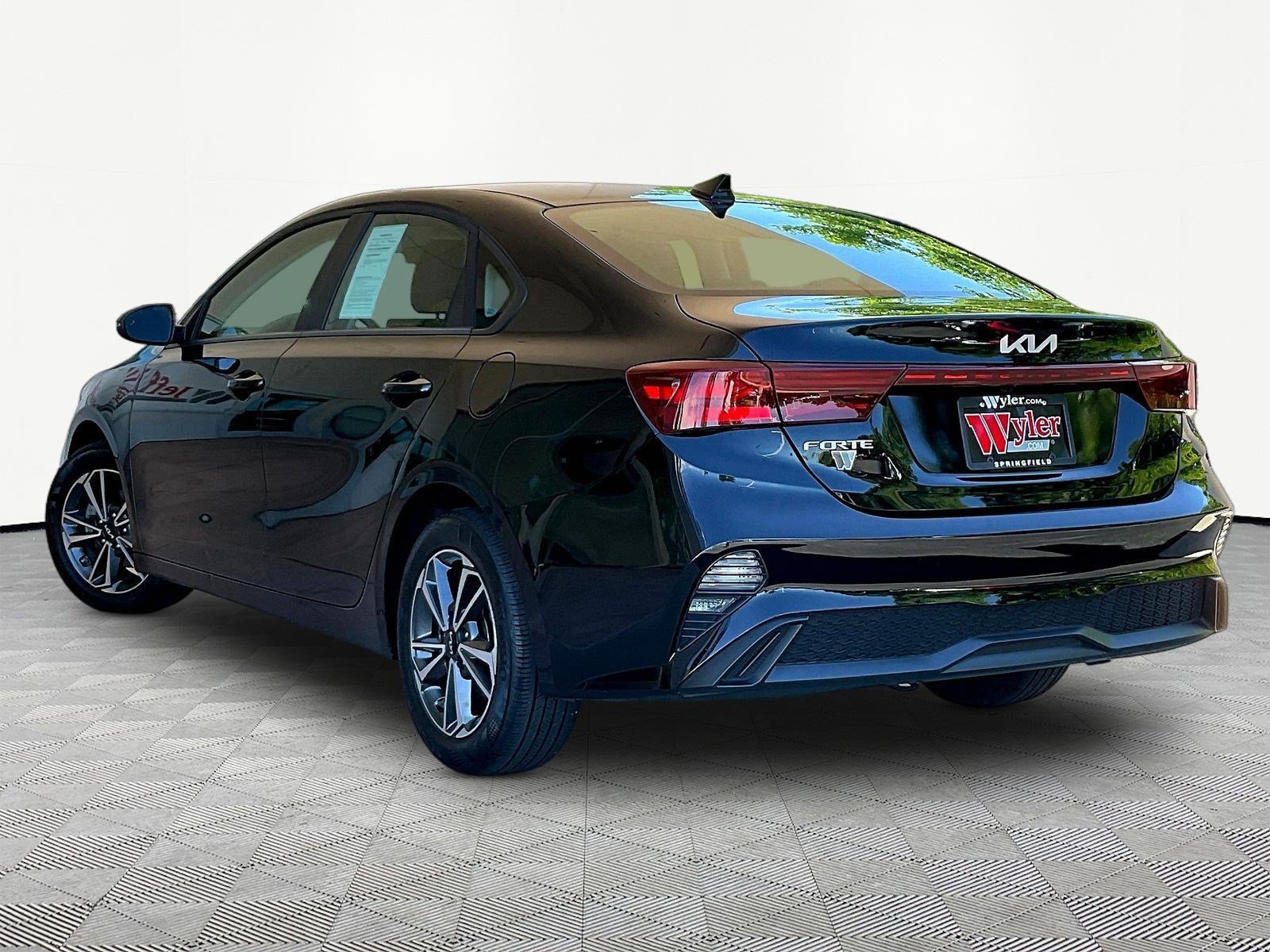 Used 2024 Kia Forte LXS w/ LXS Technology Package FWD image 4