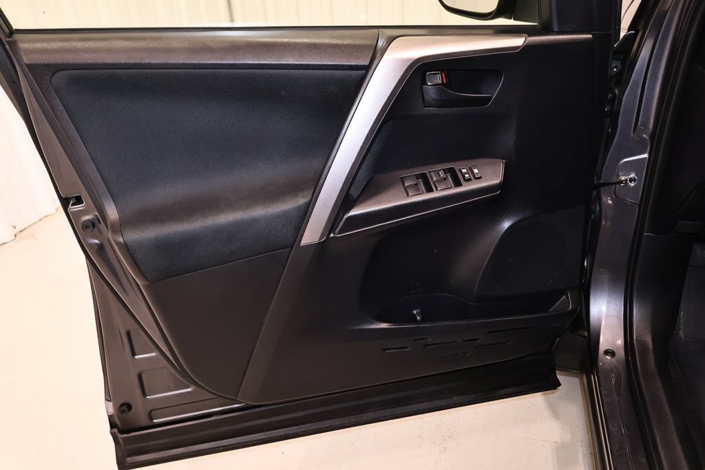 Used 2018 Toyota RAV4 LE w/ Carpet Mat Package AWD/4WD image 12