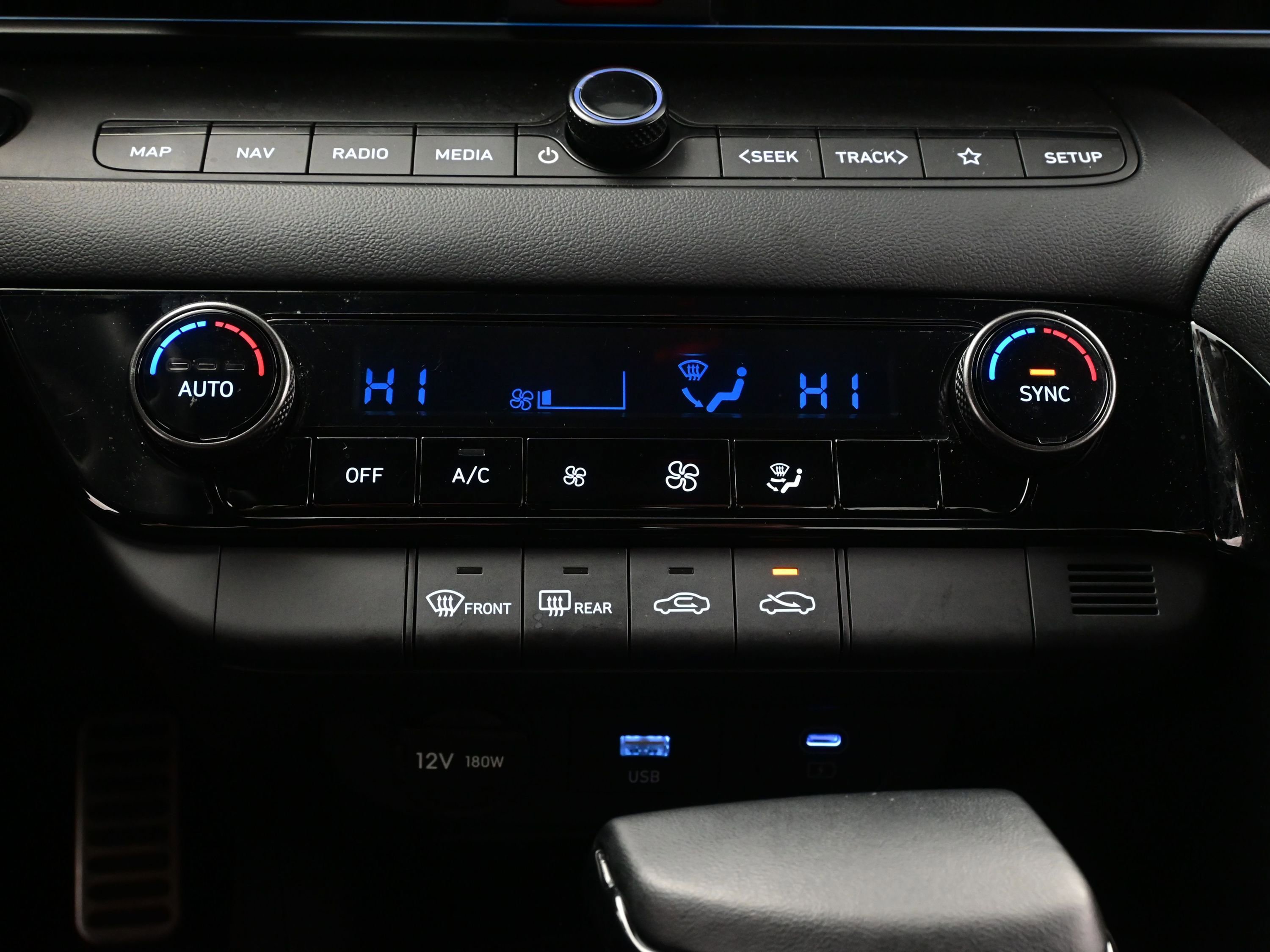 Certified 2025 Hyundai Elantra SEL image 19